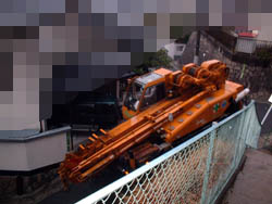 クレーン車登場