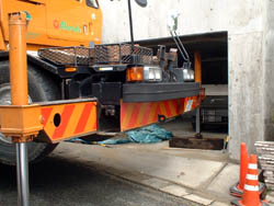 堀込み車庫内に足場