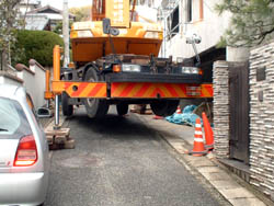 今日のクレーン車は前面道路